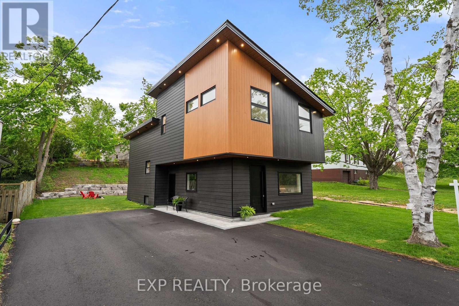 Welcome Home To 168 Berczy Street! - 168 Berczy Street, Barrie, ON - Outdoor