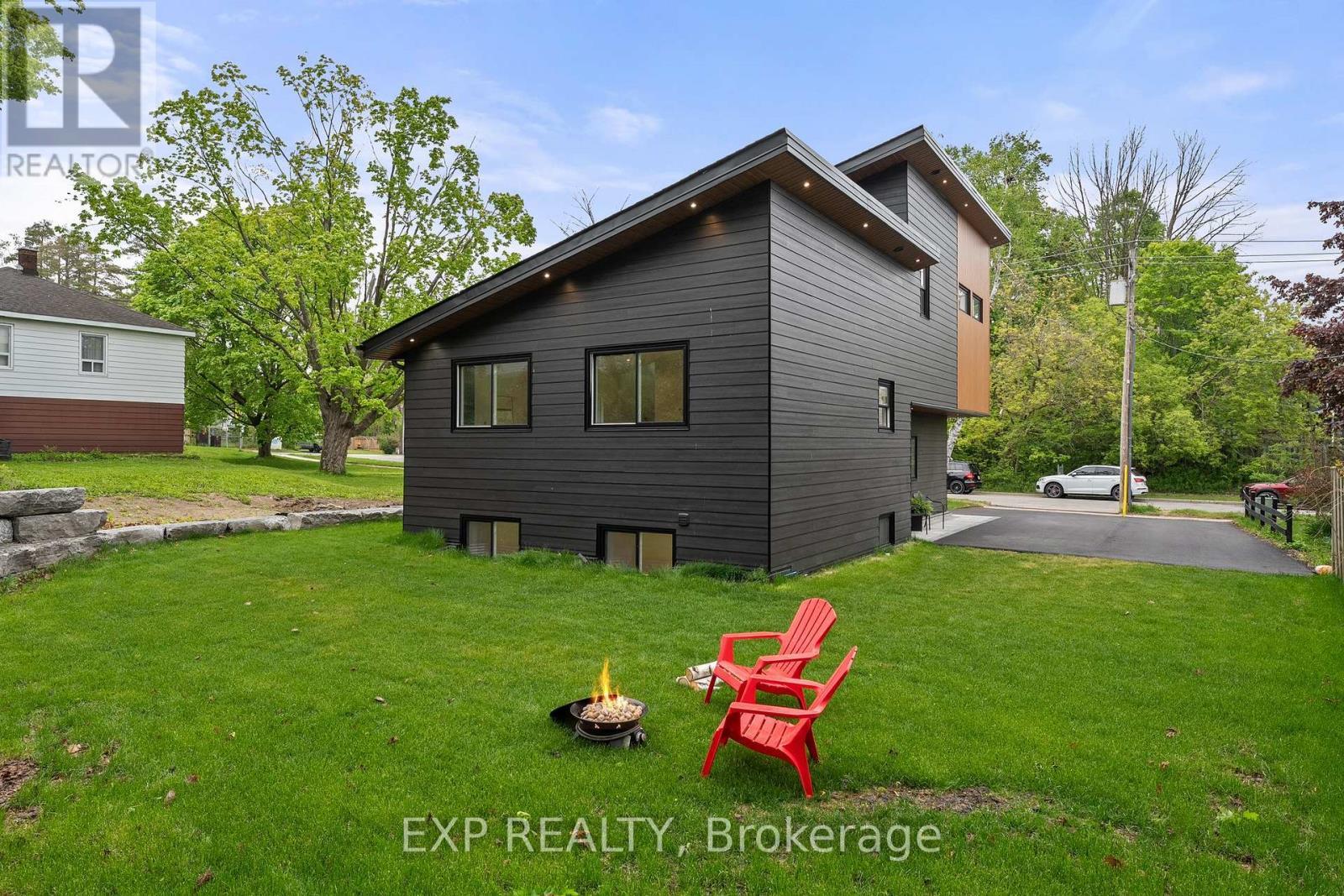 168 Berczy Street, Barrie, ON - Outdoor With Exterior