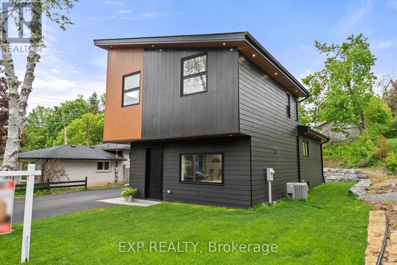 168 Berczy Street, Barrie, ON - Outdoor With Exterior