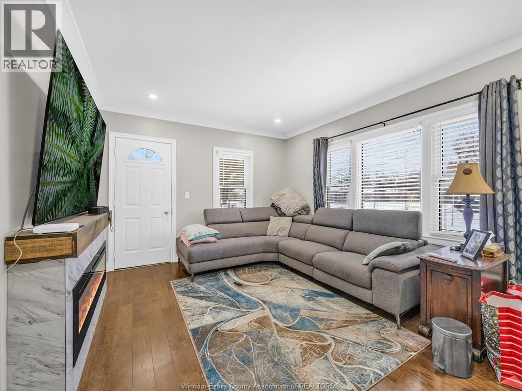 3691 Riberdy Road, Windsor, ON - Indoor Photo Showing Living Room