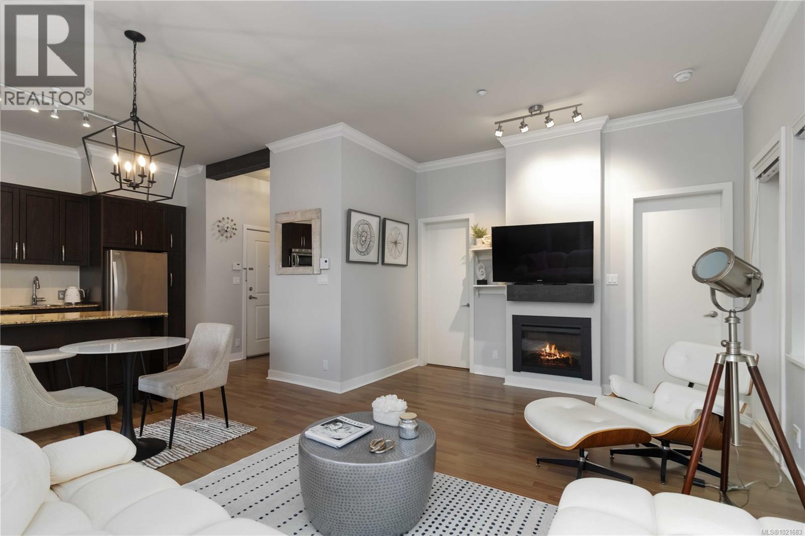 420 1395 Bear Mountain Pkwy, Langford, BC - Indoor Photo Showing Living Room