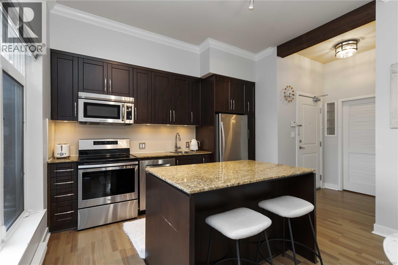 420 1395 Bear Mountain Pkwy, Langford, BC - Indoor