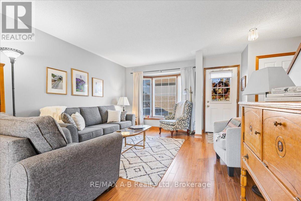 27 - 20 Southvale Road, St. Marys, ON - Indoor Photo Showing Living Room