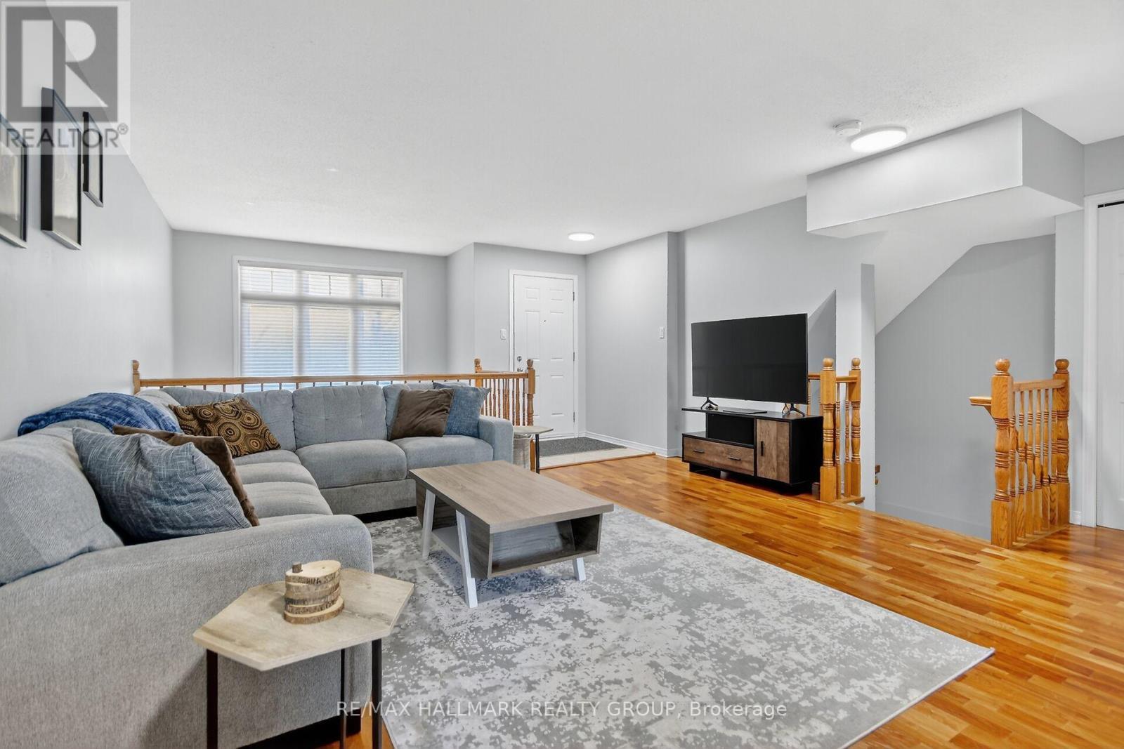 104 - 1512 Walkley Road, Ottawa, ON - Indoor Photo Showing Living Room
