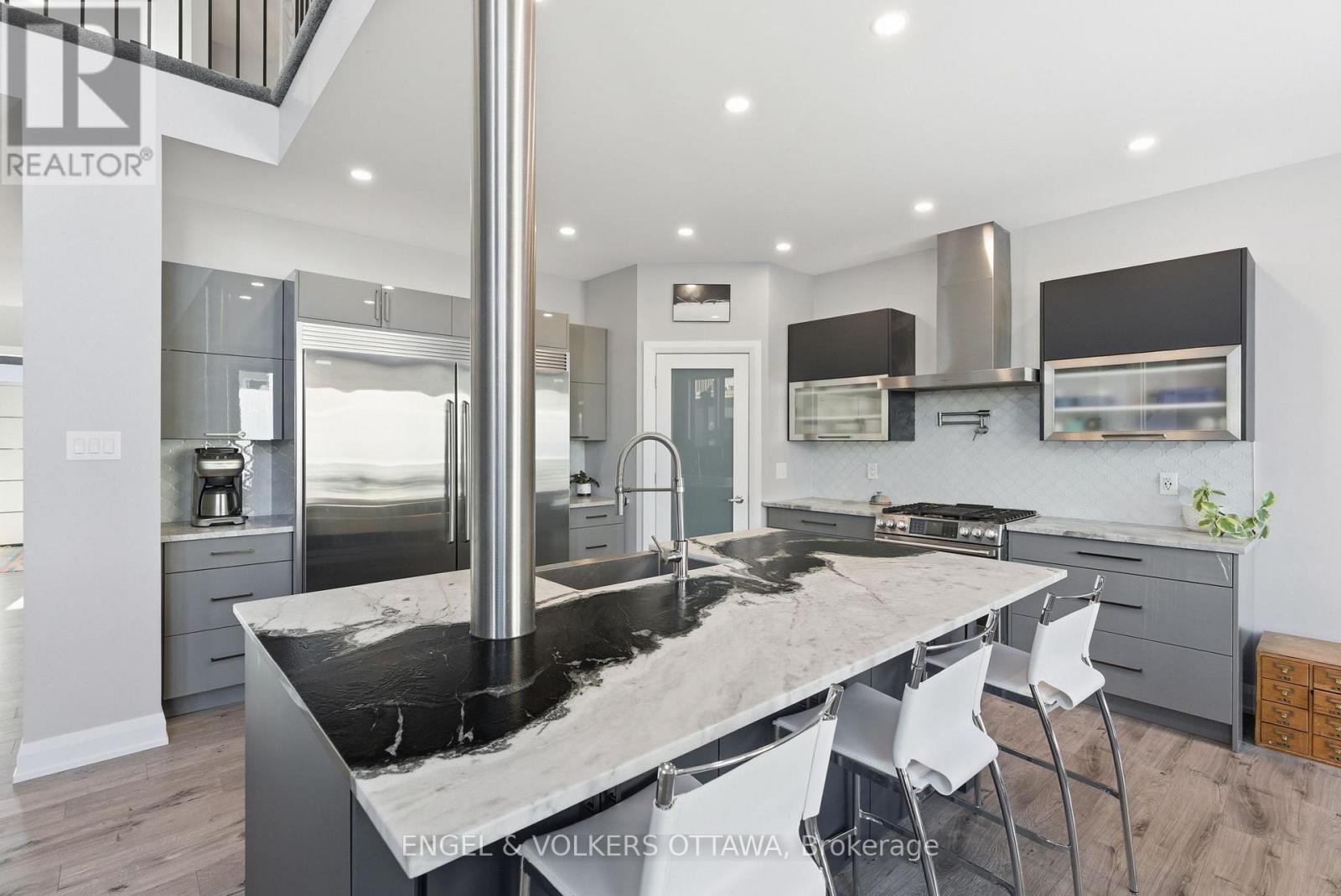 640 Meadowridge Circle, Ottawa, ON - Indoor Photo Showing Kitchen With Upgraded Kitchen