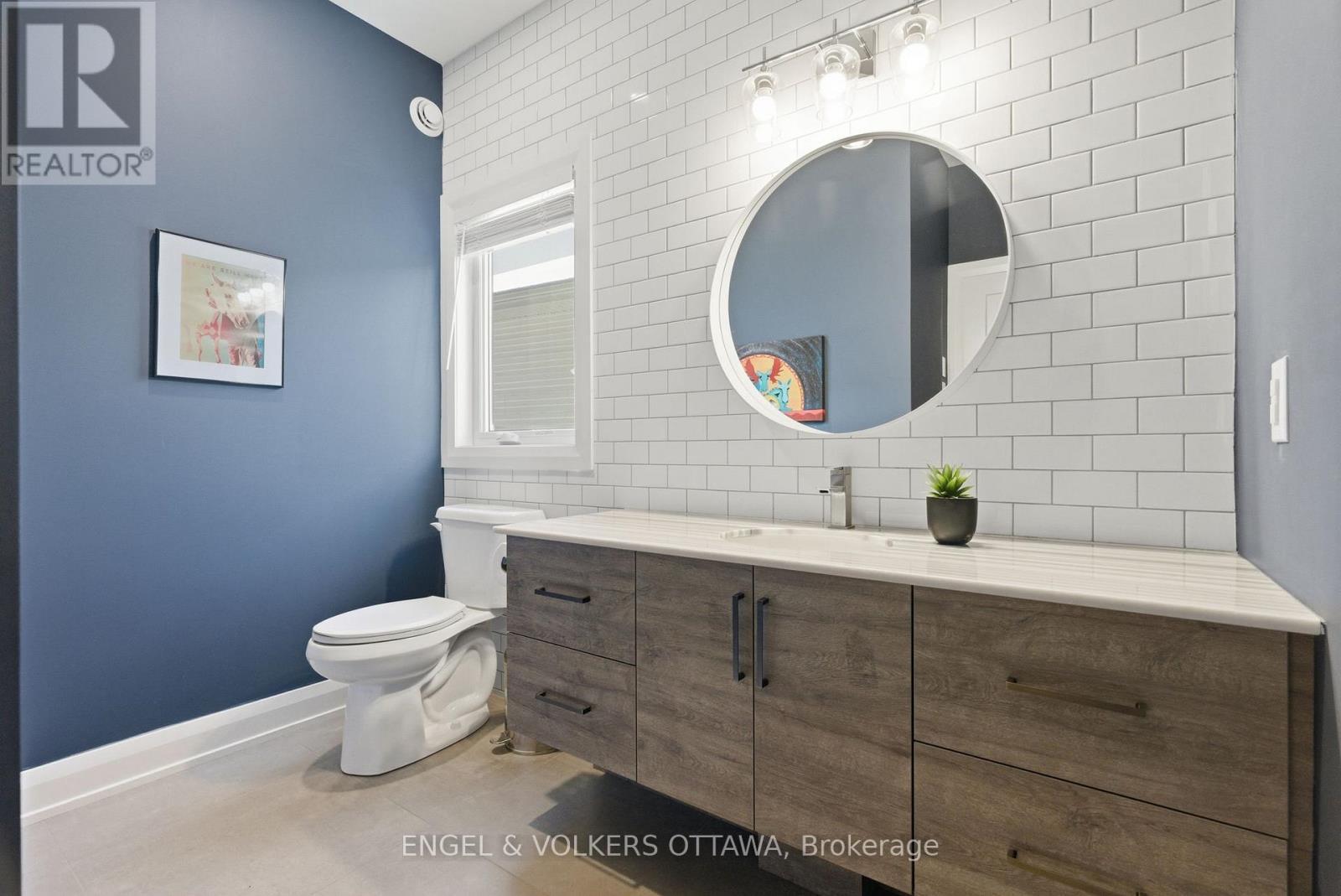 main floor bathroom - 640 Meadowridge Circle, Ottawa, ON - Indoor Photo Showing Bathroom