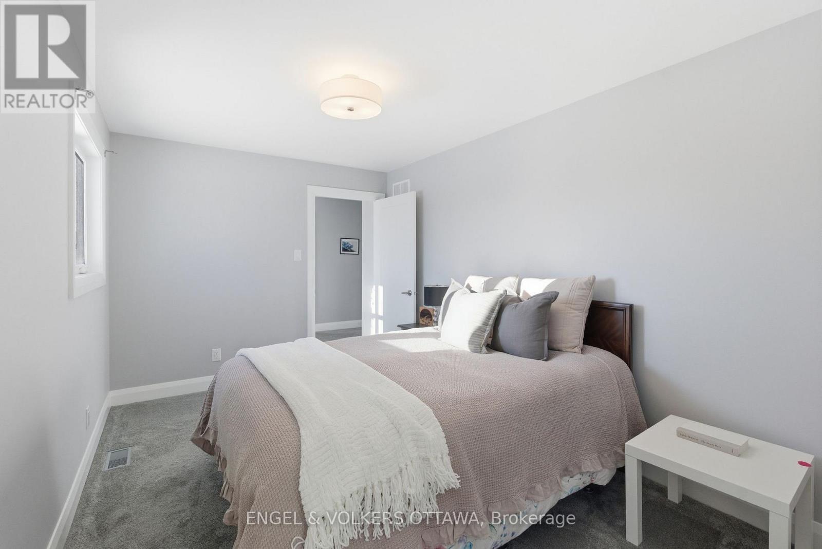 640 Meadowridge Circle, Ottawa, ON - Indoor Photo Showing Bedroom