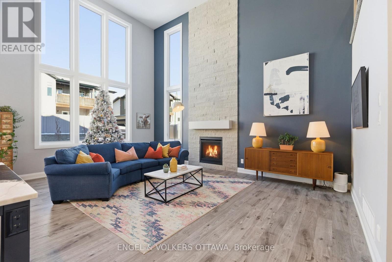 640 Meadowridge Circle, Ottawa, ON - Indoor Photo Showing Living Room With Fireplace
