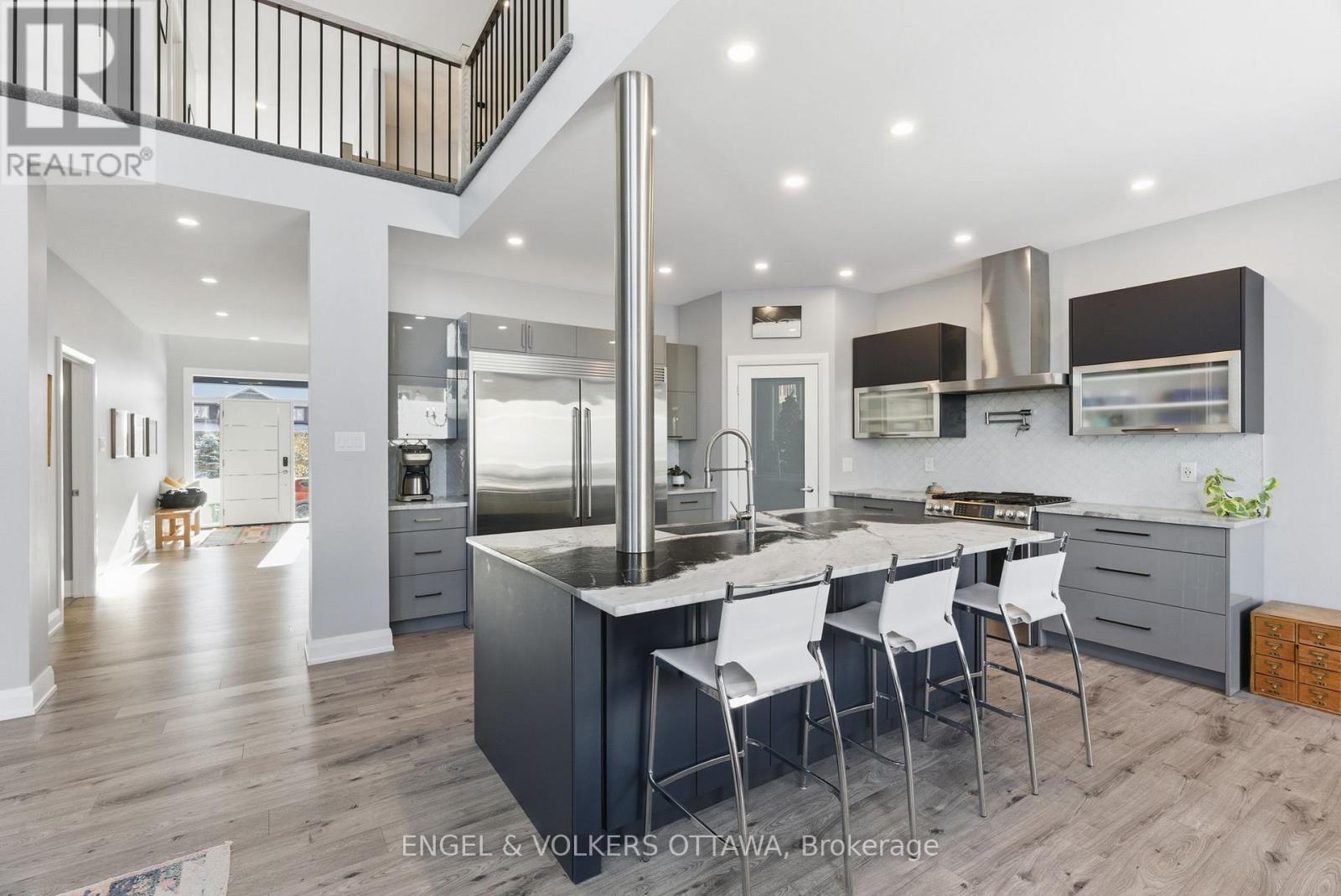 640 Meadowridge Circle, Ottawa, ON - Indoor Photo Showing Kitchen With Upgraded Kitchen
