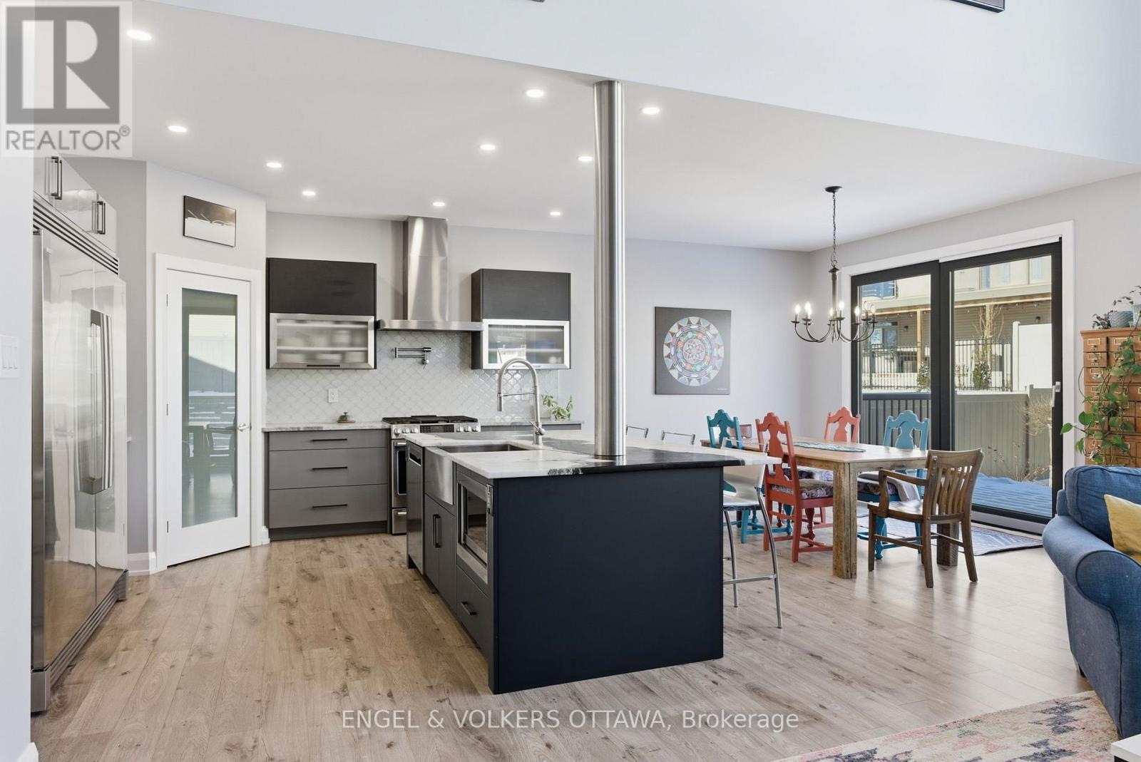 640 Meadowridge Circle, Ottawa, ON - Indoor Photo Showing Kitchen With Upgraded Kitchen