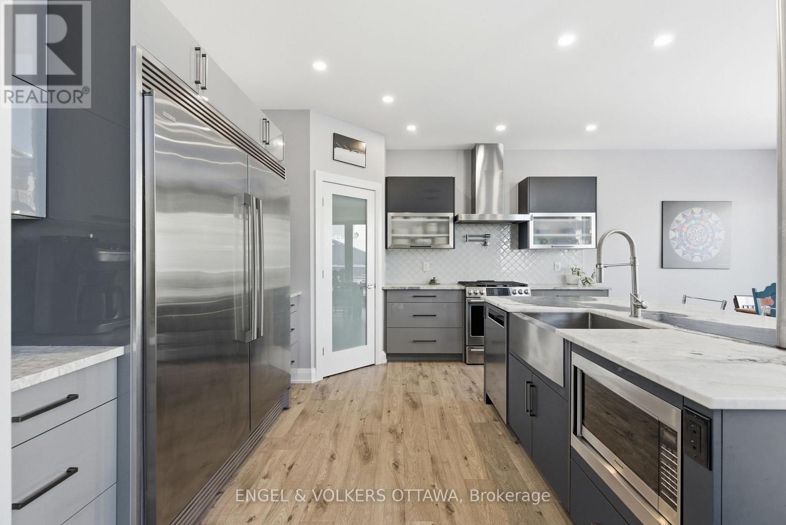 640 Meadowridge Circle, Ottawa, ON - Indoor Photo Showing Kitchen With Upgraded Kitchen