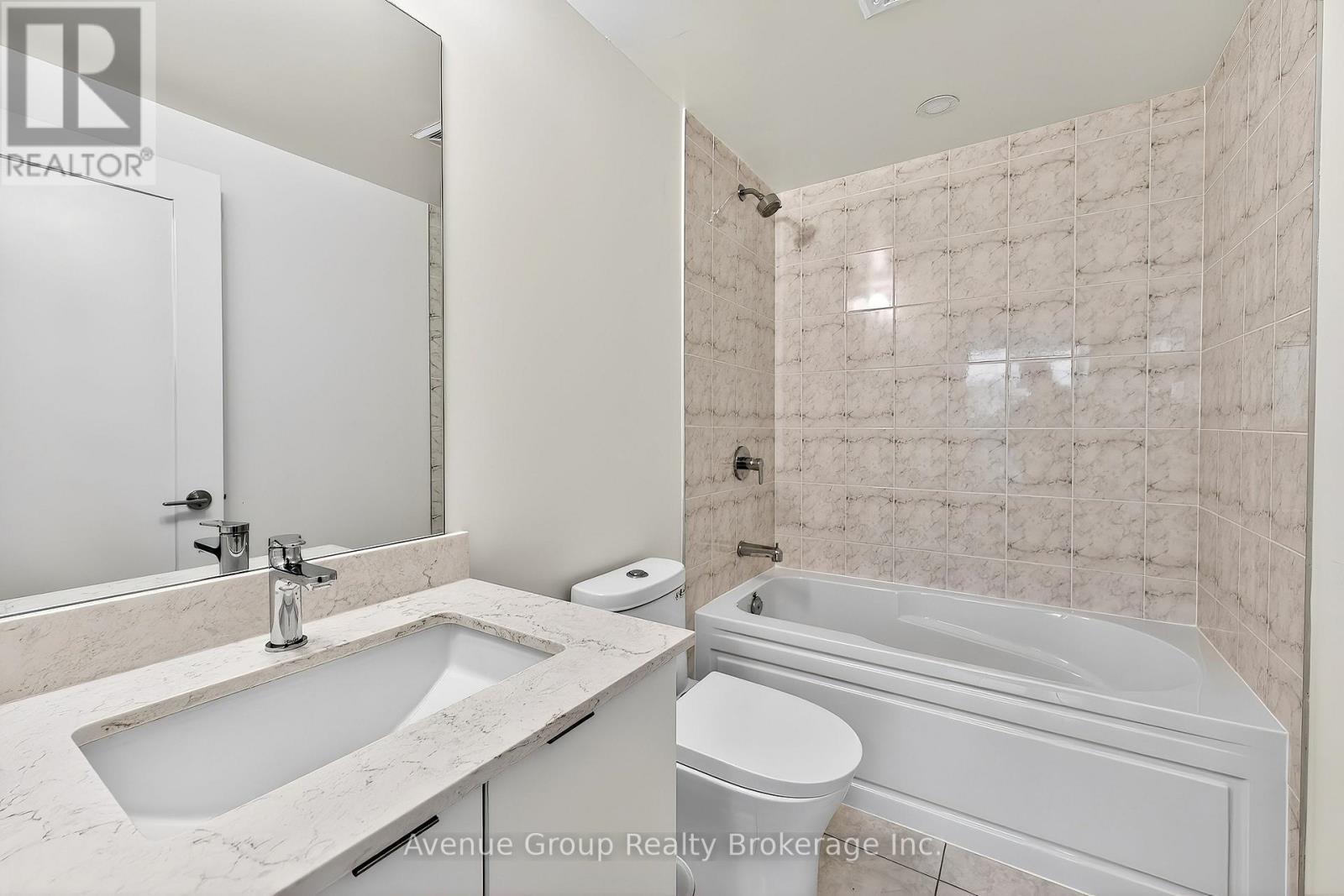 510 - 700 Sheppard Avenue W, Toronto, ON - Indoor Photo Showing Bathroom