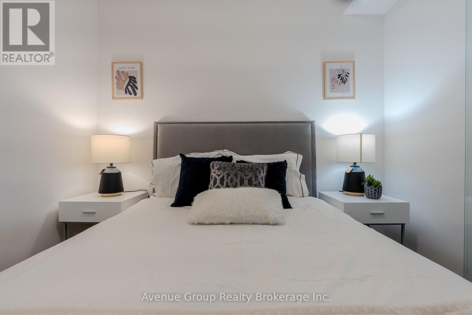 510 - 700 Sheppard Avenue W, Toronto, ON - Indoor Photo Showing Bedroom