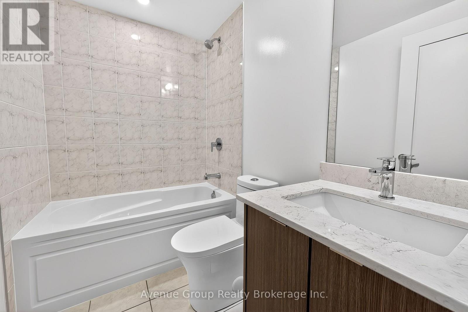 510 - 700 Sheppard Avenue W, Toronto, ON - Indoor Photo Showing Bathroom