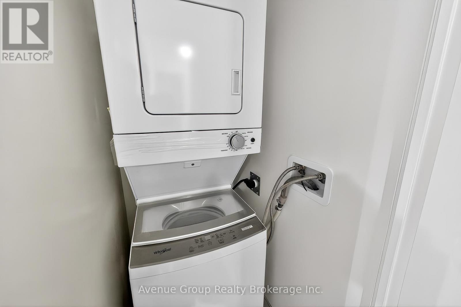 510 - 700 Sheppard Avenue W, Toronto, ON - Indoor Photo Showing Laundry Room