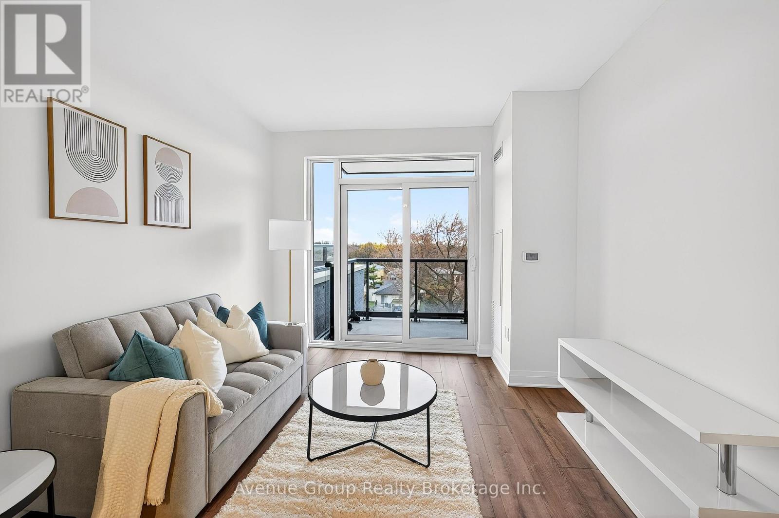 510 - 700 Sheppard Avenue W, Toronto, ON - Indoor Photo Showing Living Room