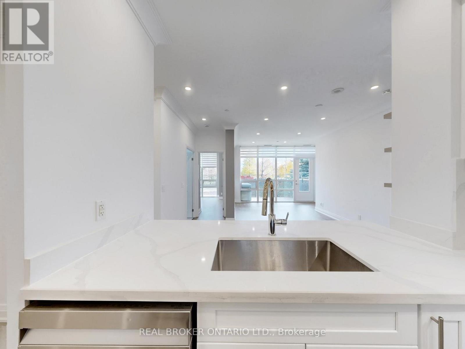 103 - 520 Steeles Avenue W, Vaughan, ON - Indoor Photo Showing Kitchen