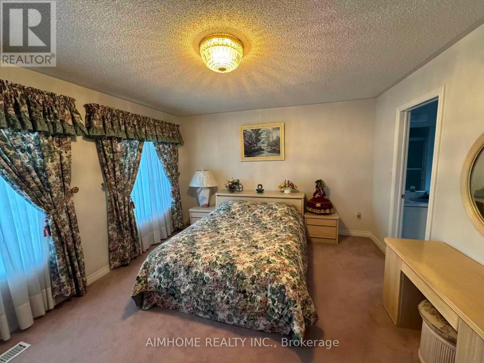 92 Springbrook Drive, Richmond Hill, ON - Indoor Photo Showing Bedroom