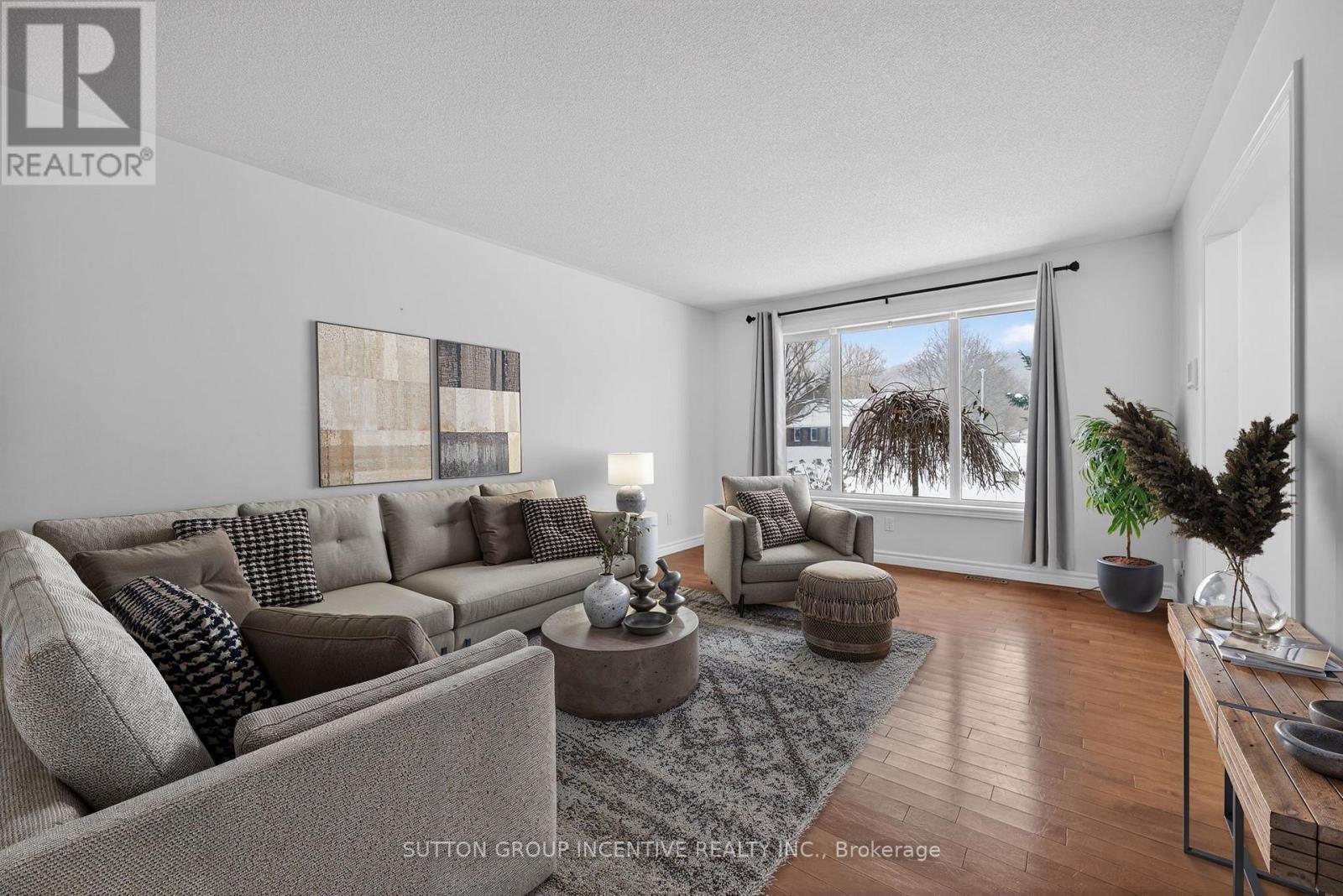 36 Nicholson Crescent, Springwater, ON - Indoor Photo Showing Living Room