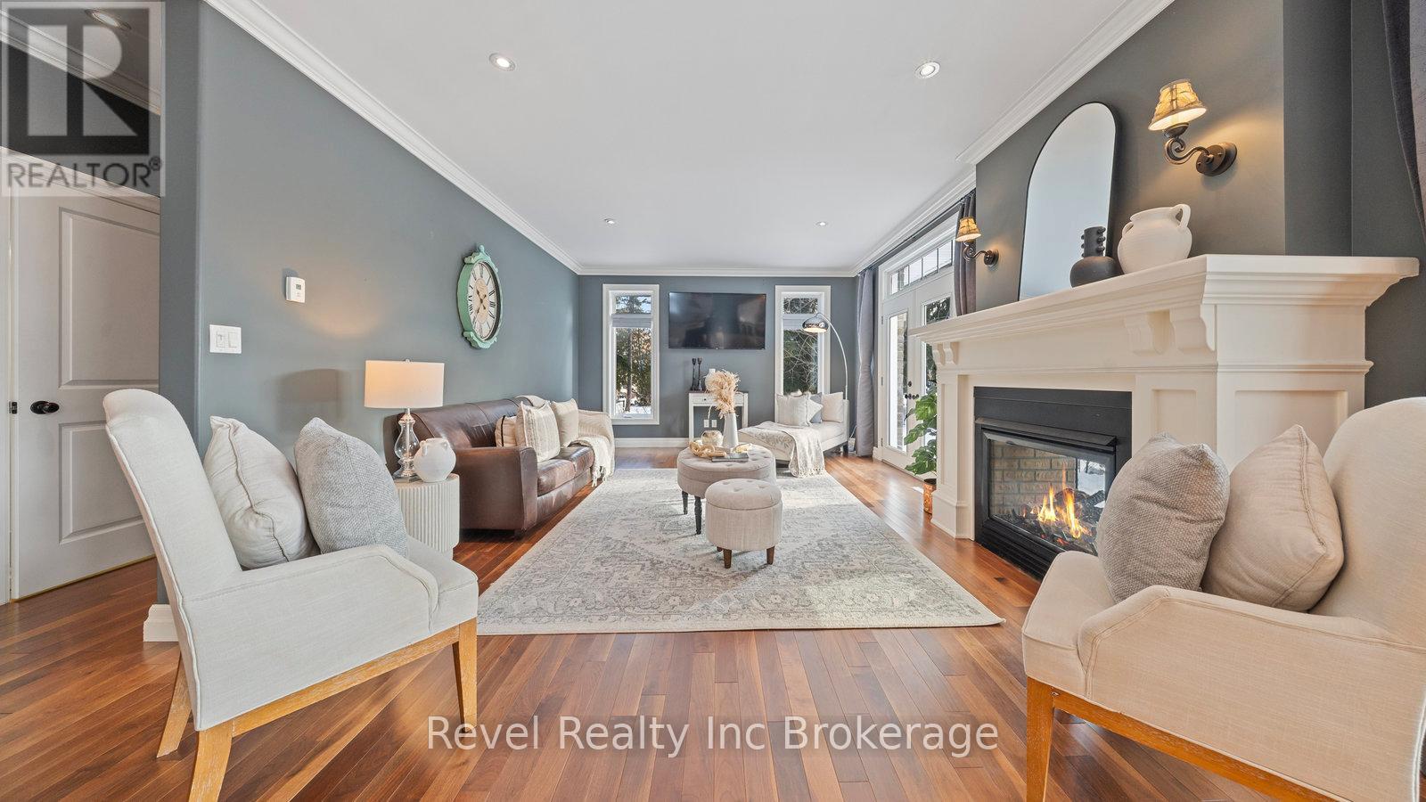 Living Room - 624 Devonshire Avenue, Woodstock (Woodstock - North), ON - Indoor Photo Showing Living Room With Fireplace