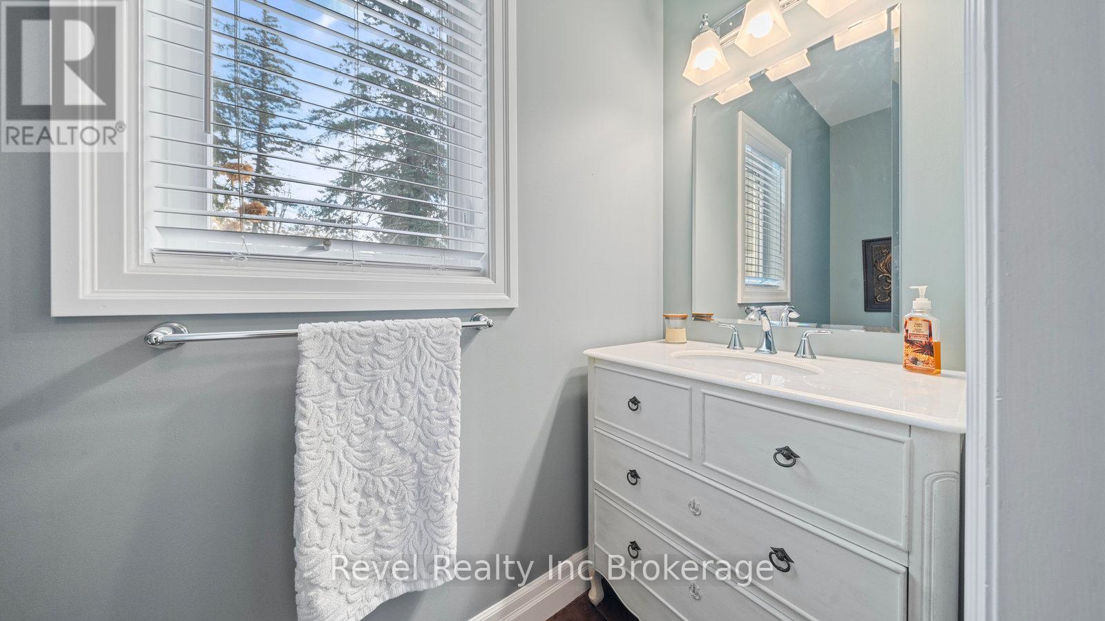 Main Floor Powder Room - 624 Devonshire Avenue, Woodstock (Woodstock - North), ON - Indoor Photo Showing Bathroom