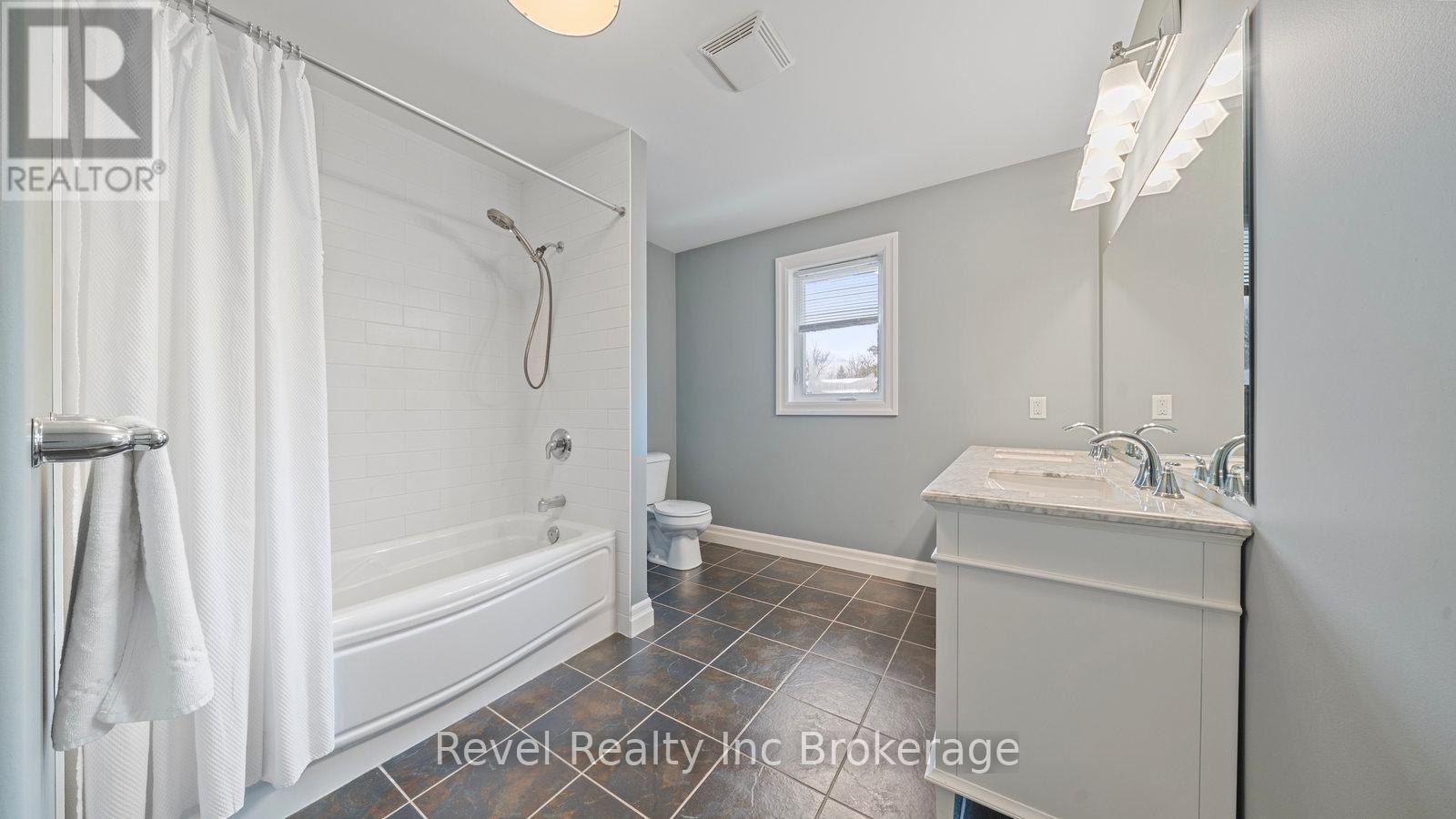 Main floor Bathroom - 624 Devonshire Avenue, Woodstock (Woodstock - North), ON - Indoor Photo Showing Bathroom