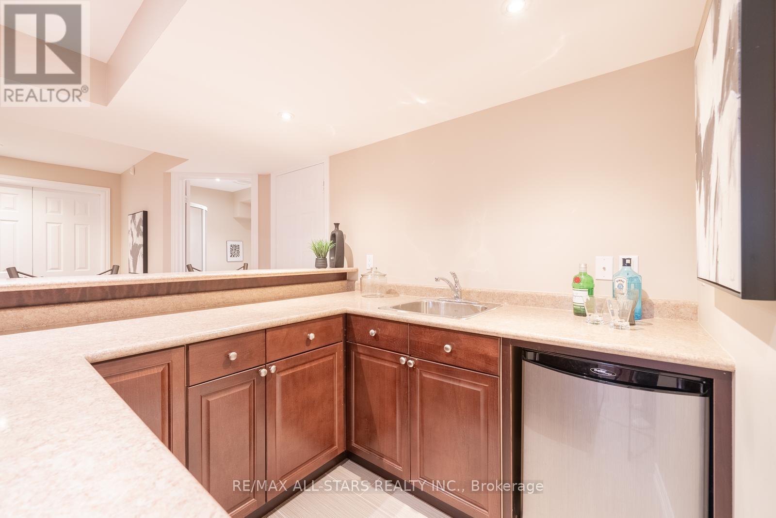 176 Manhattan Drive, Markham, ON - Indoor Photo Showing Kitchen