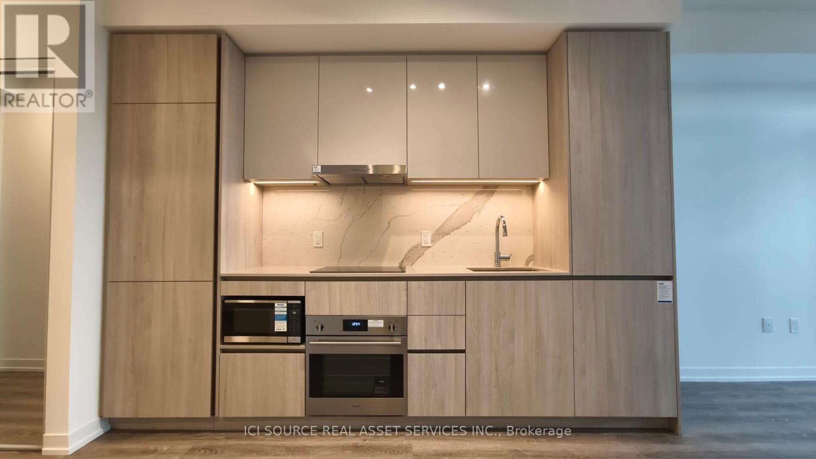 2311 - 8 Interchange Way, Vaughan, ON - Indoor Photo Showing Kitchen