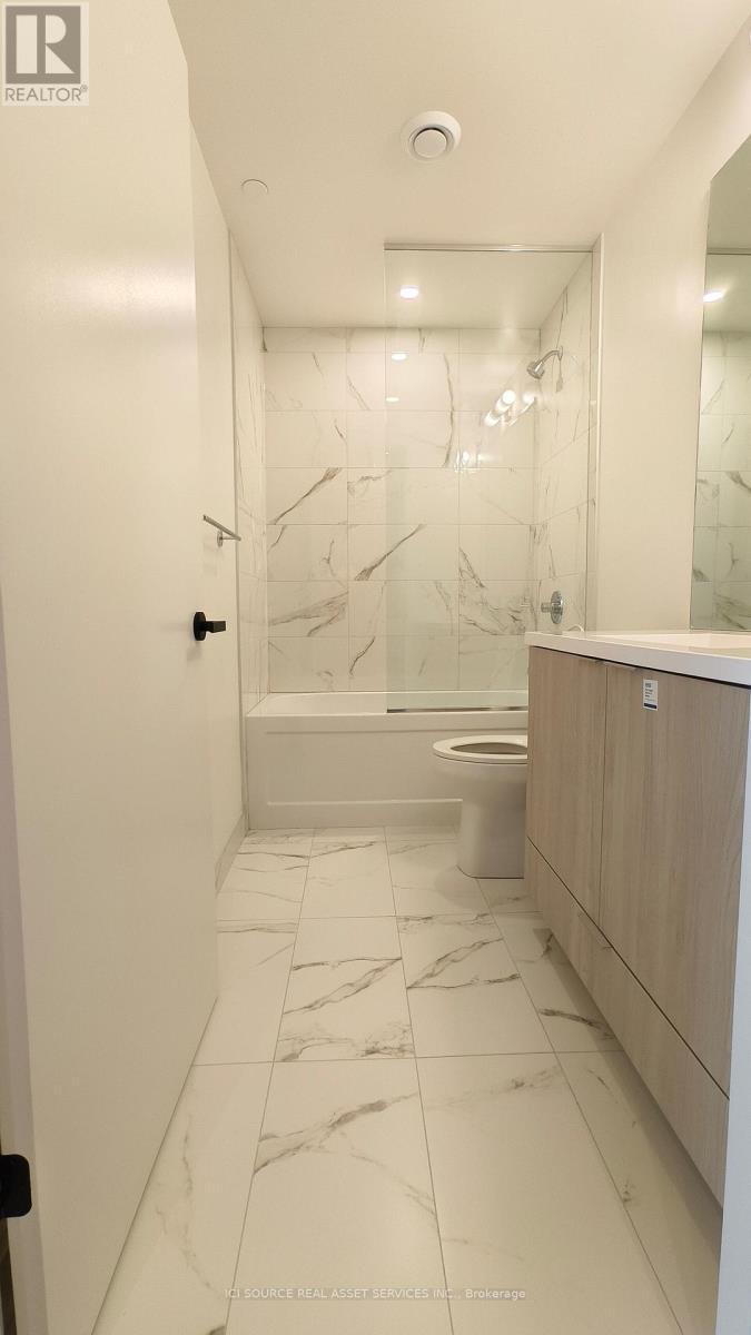 2311 - 8 Interchange Way, Vaughan, ON - Indoor Photo Showing Bathroom