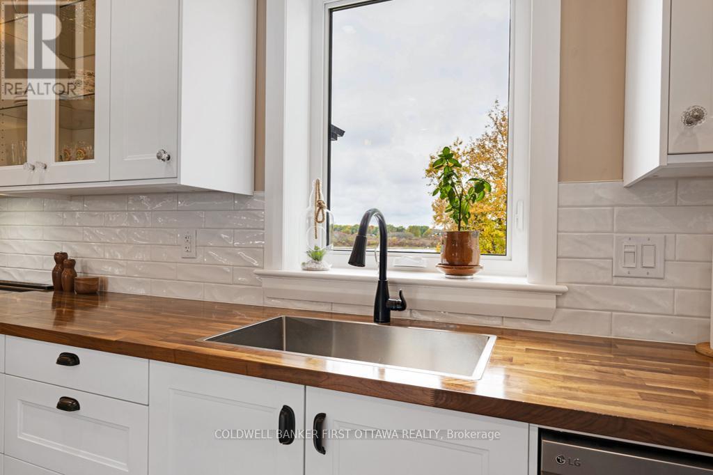 Kitchen view of the river - 38 Tuttle Point Road, Edwardsburgh/Cardinal, ON - Indoor Photo Showing Kitchen