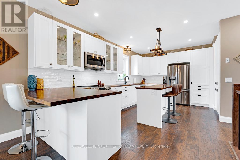 Two islands for casual gatherings or entertaining - 38 Tuttle Point Road, Edwardsburgh/Cardinal, ON - Indoor Photo Showing Kitchen With Upgraded Kitchen