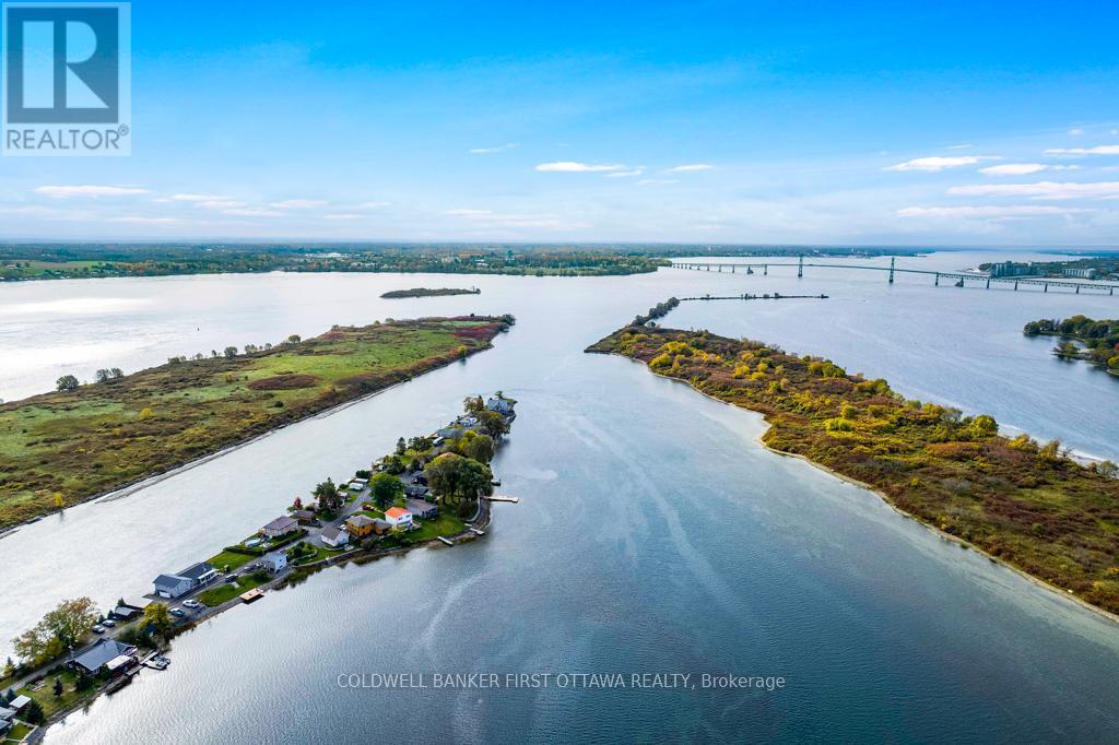 Endless boating and fishing on St Lawrence River - 38 Tuttle Point Road, Edwardsburgh/Cardinal, ON - Outdoor With Body Of Water With View