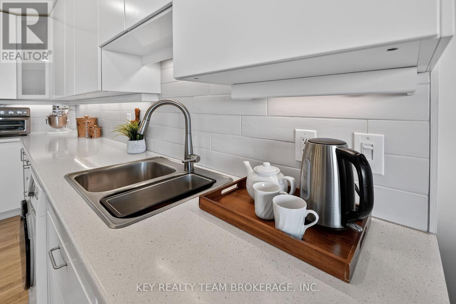 1107 - 15 Towering Heights Boulevard, St. Catharines (Glendale/Glenridge), ON - Indoor Photo Showing Kitchen With Double Sink
