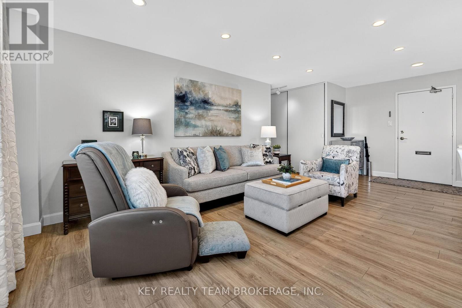 1107 - 15 Towering Heights Boulevard, St. Catharines (Glendale/Glenridge), ON - Indoor Photo Showing Living Room