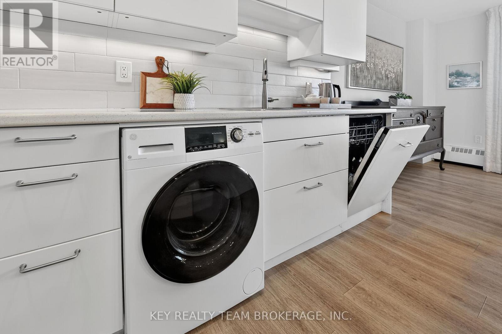 1107 - 15 Towering Heights Boulevard, St. Catharines (Glendale/Glenridge), ON - Indoor Photo Showing Laundry Room