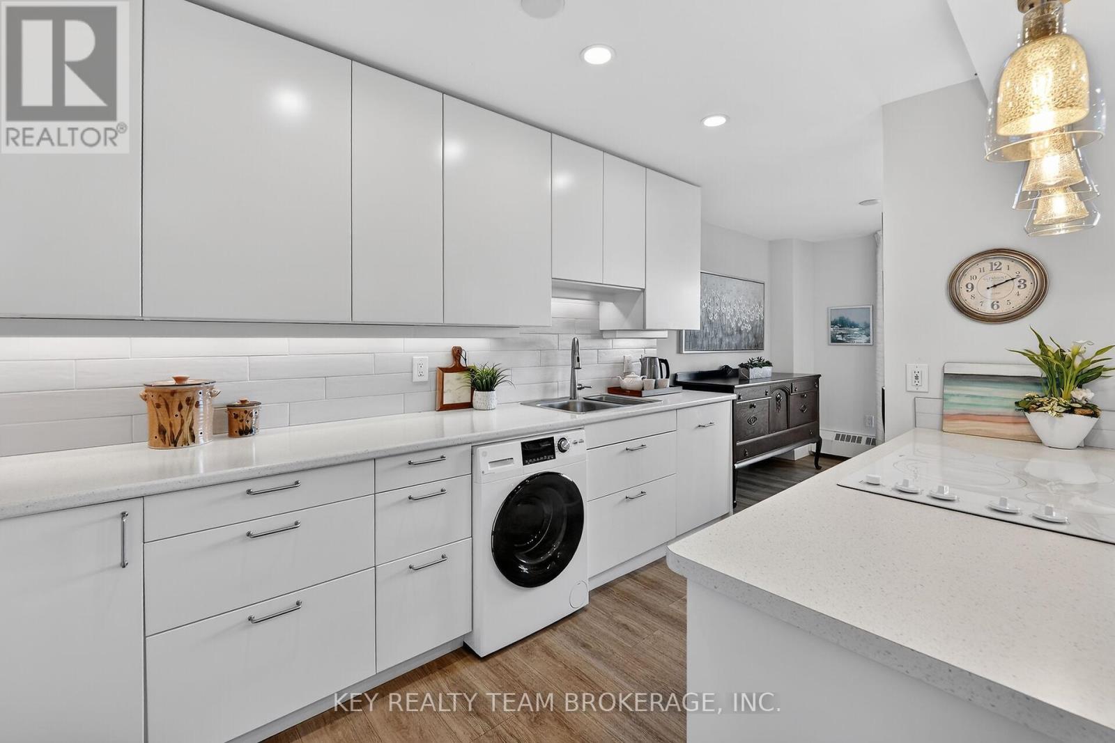 1107 - 15 Towering Heights Boulevard, St. Catharines (Glendale/Glenridge), ON - Indoor Photo Showing Kitchen With Double Sink