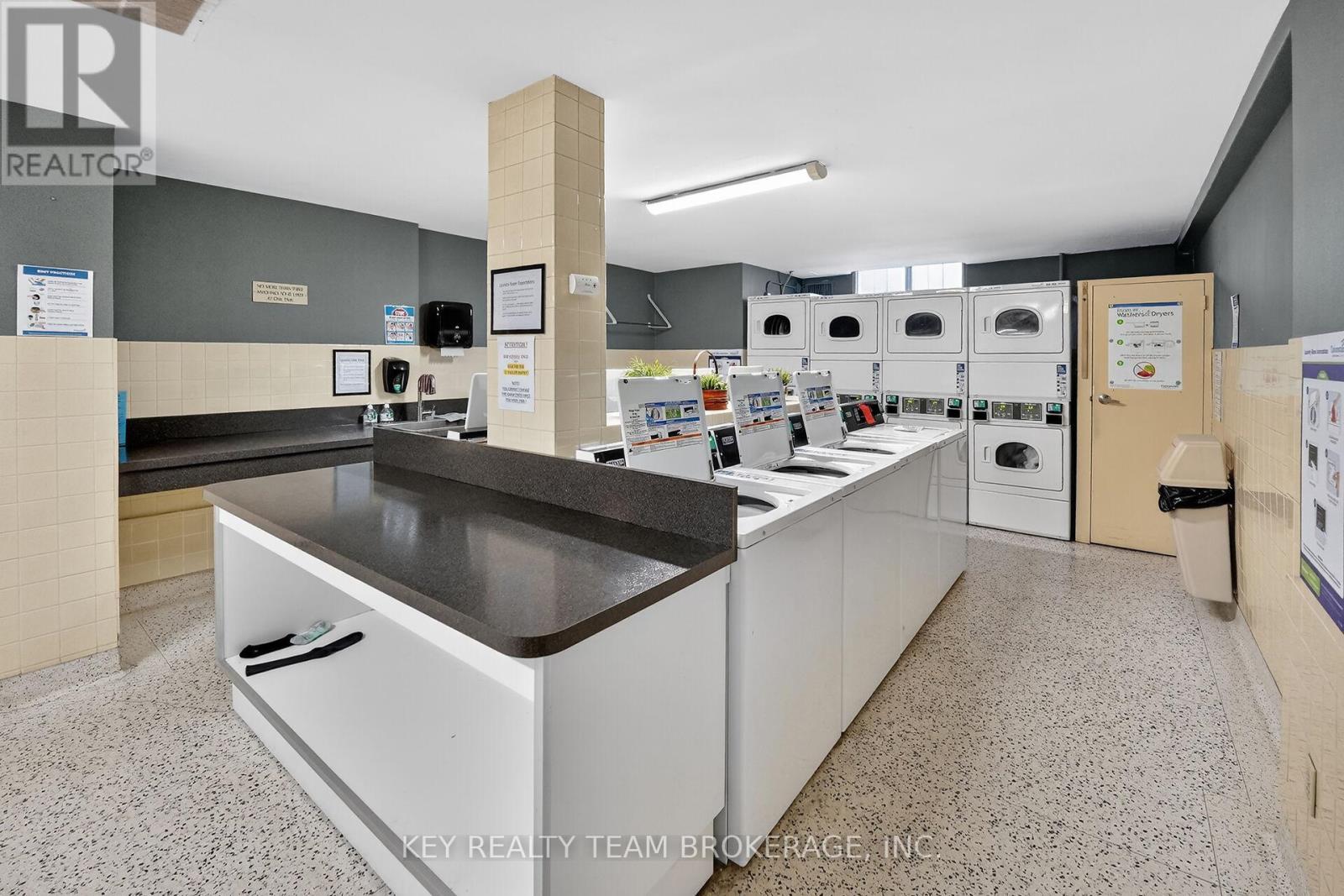 1107 - 15 Towering Heights Boulevard, St. Catharines (Glendale/Glenridge), ON - Indoor Photo Showing Kitchen