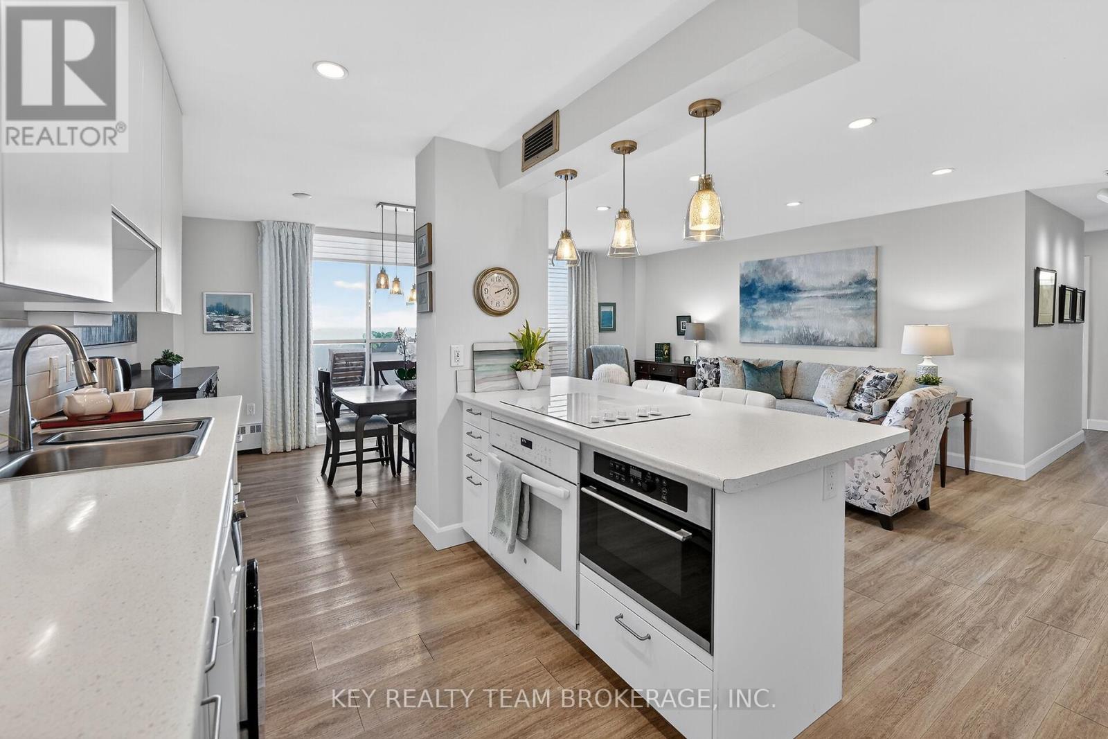 1107 - 15 Towering Heights Boulevard, St. Catharines (Glendale/Glenridge), ON - Indoor Photo Showing Kitchen With Upgraded Kitchen