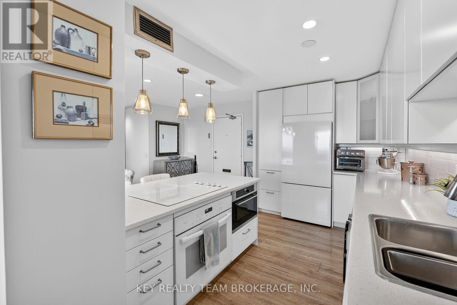1107 - 15 Towering Heights Boulevard, St. Catharines (Glendale/Glenridge), ON - Indoor Photo Showing Kitchen With Double Sink