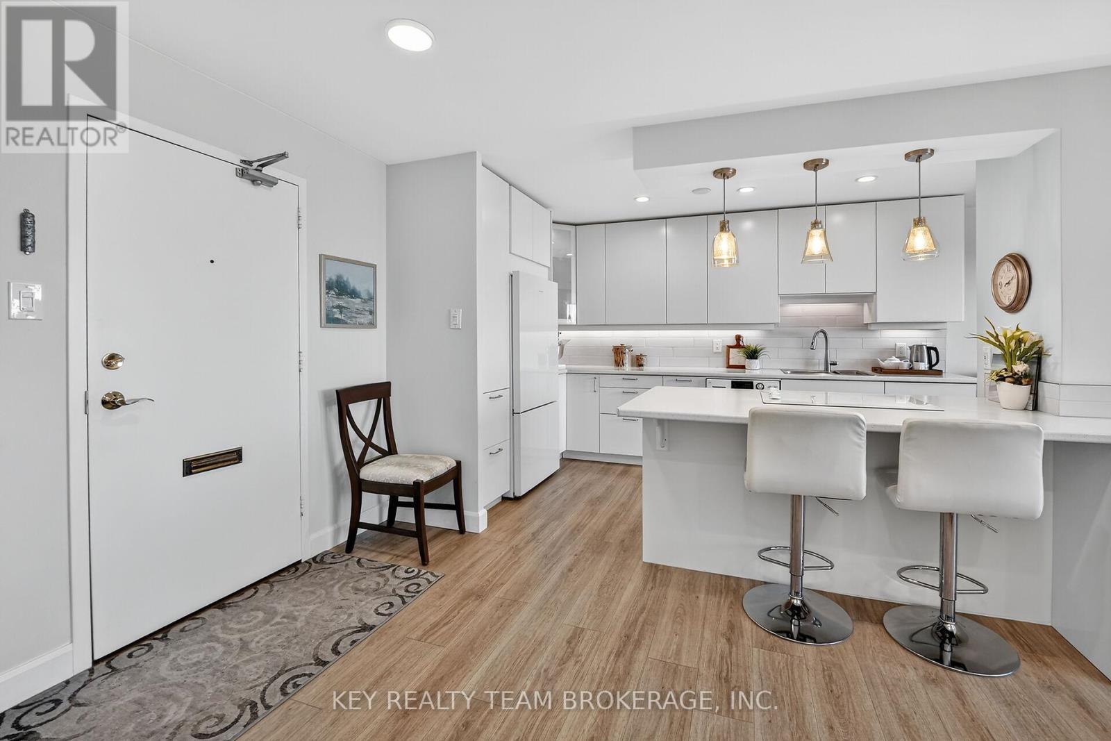 1107 - 15 Towering Heights Boulevard, St. Catharines (Glendale/Glenridge), ON - Indoor Photo Showing Kitchen With Upgraded Kitchen