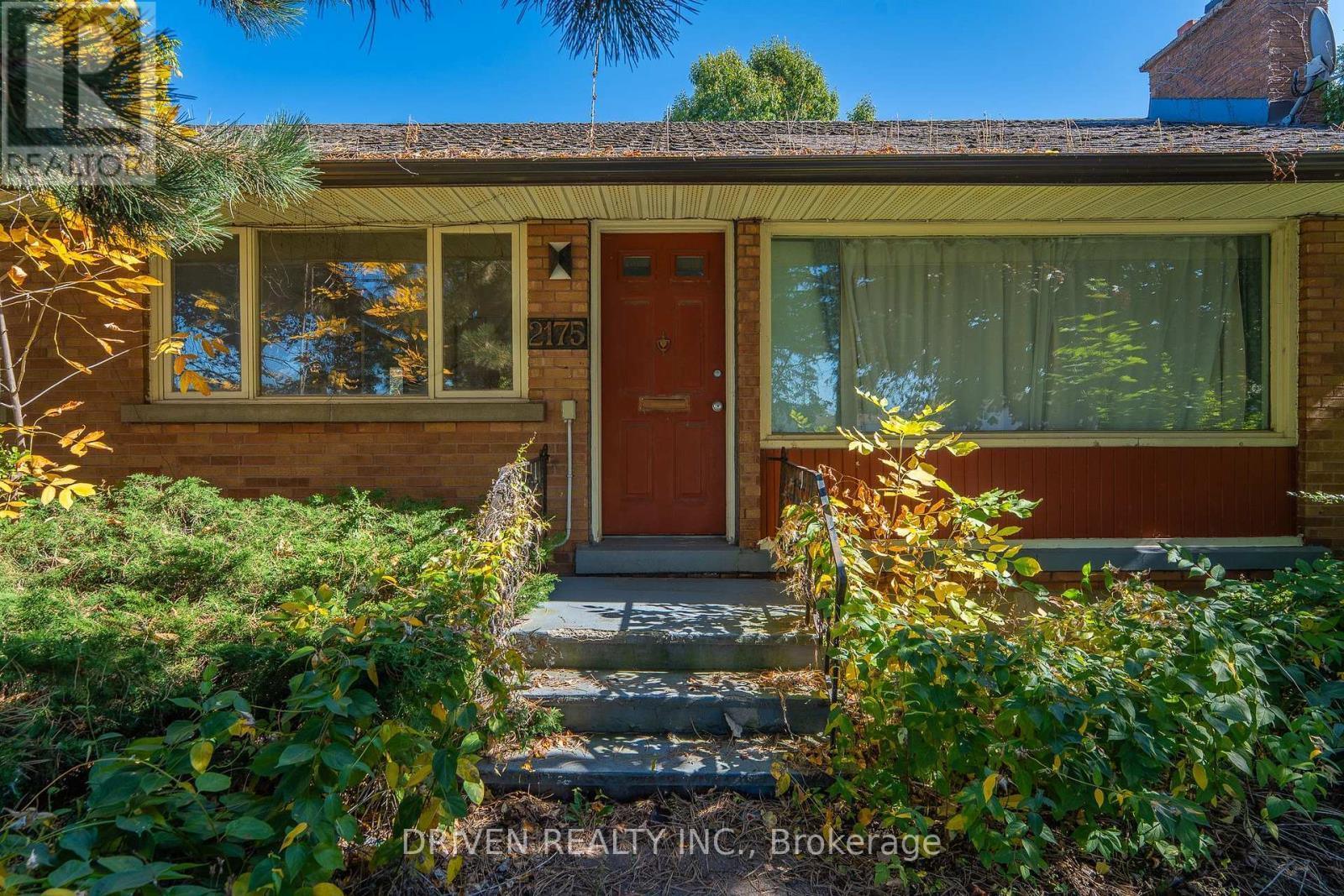 2175 St Laurent Boulevard, Ottawa, ON - Outdoor