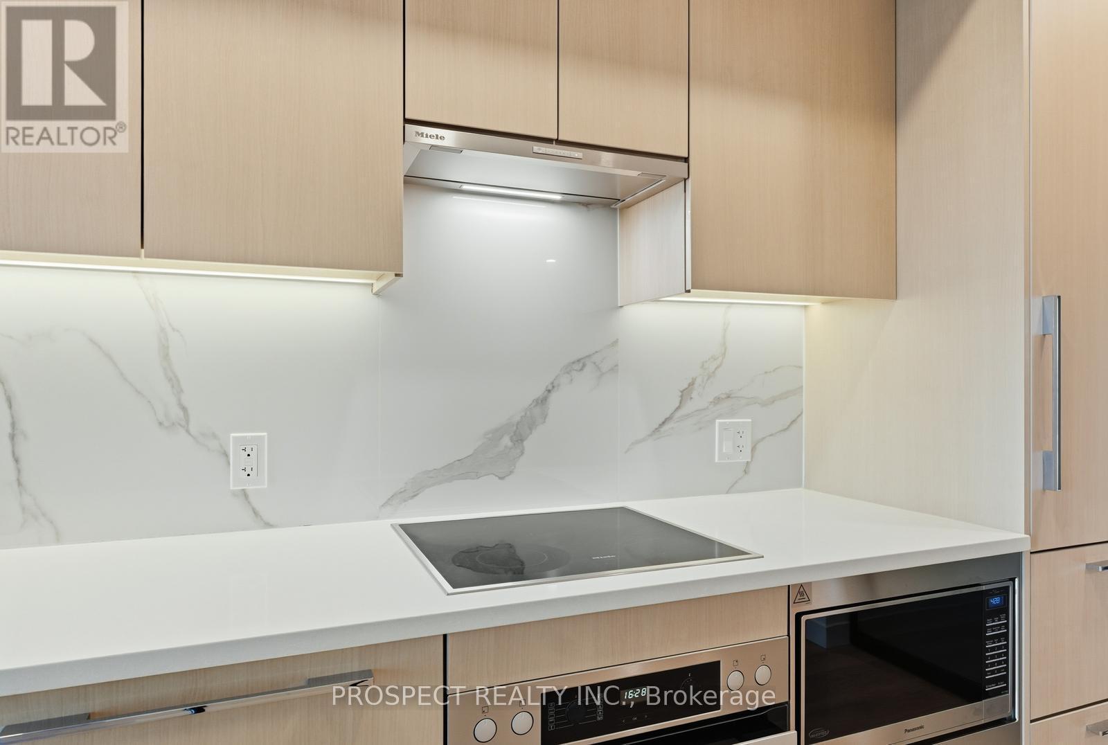 933 - 3 Concord Cityplace Way, Toronto, ON - Indoor Photo Showing Kitchen