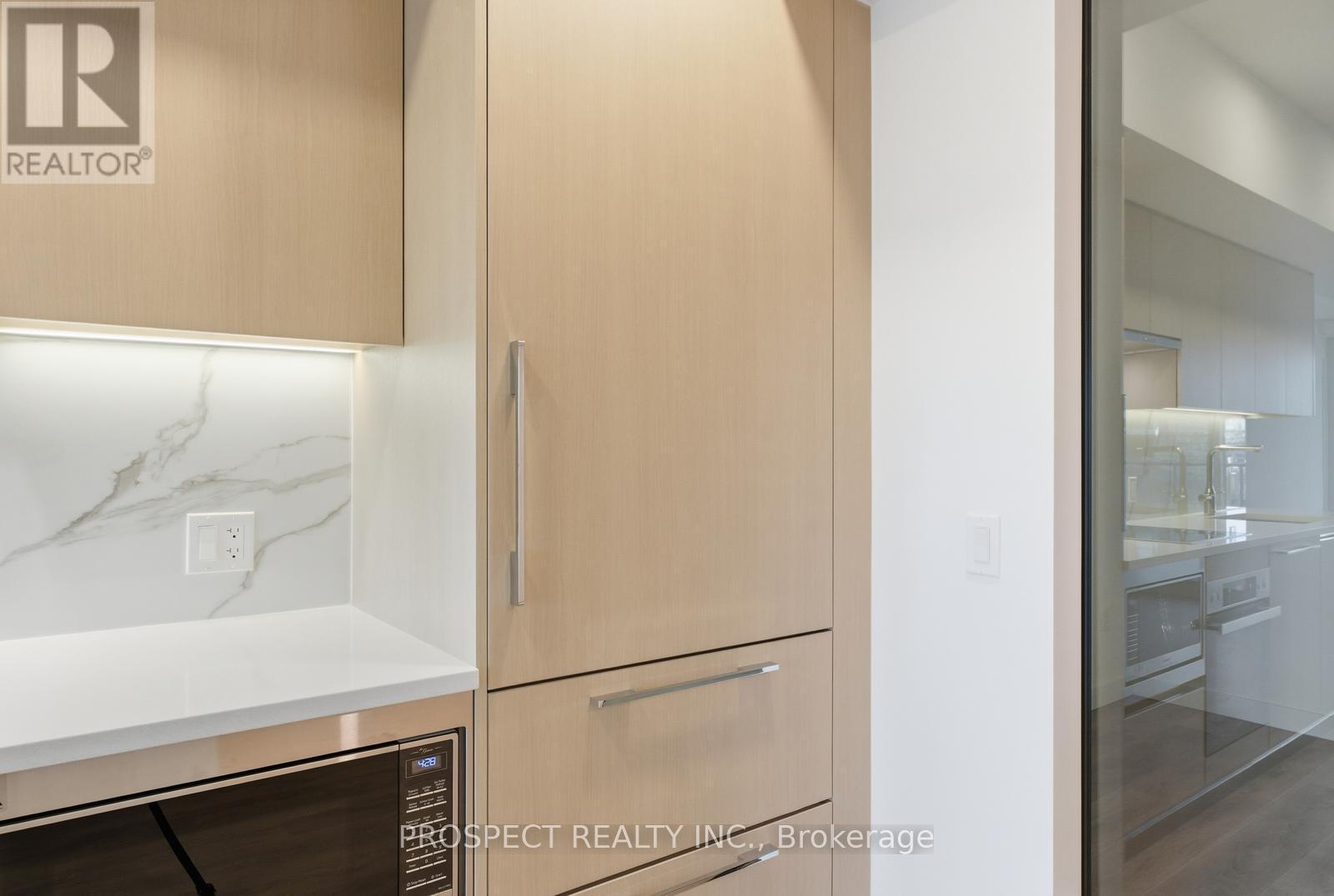 933 - 3 Concord Cityplace Way, Toronto, ON - Indoor