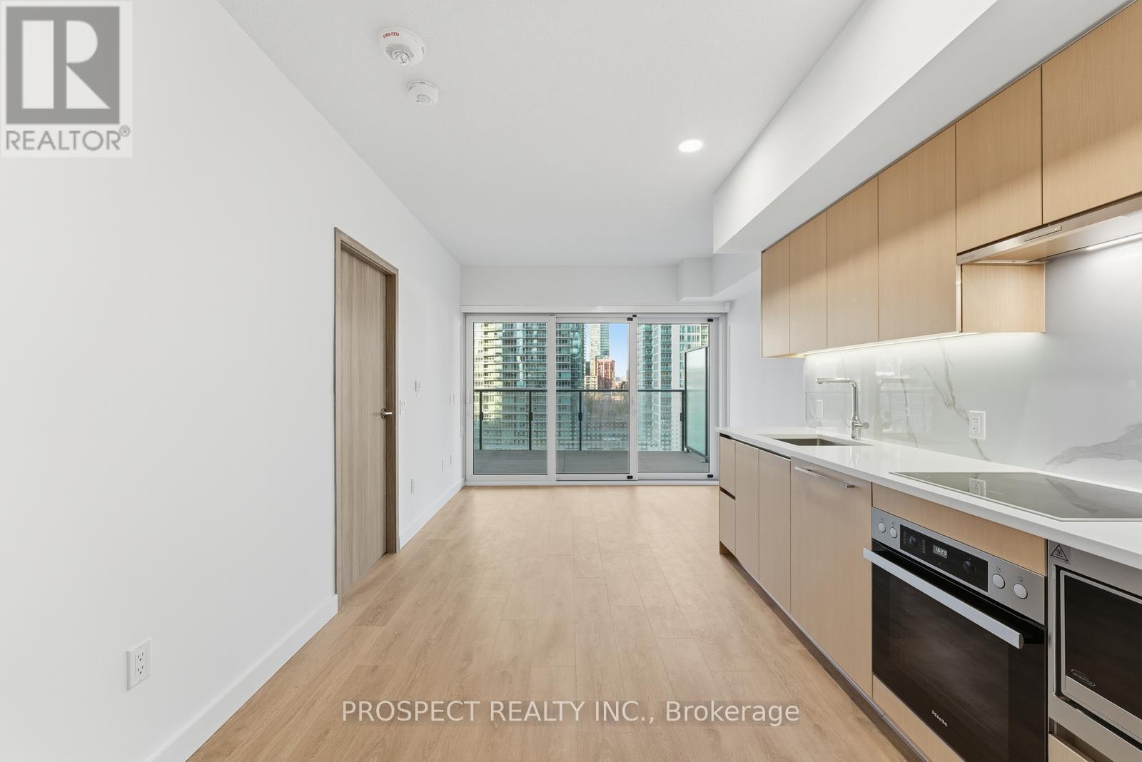 933 - 3 Concord Cityplace Way, Toronto, ON - Indoor Photo Showing Kitchen