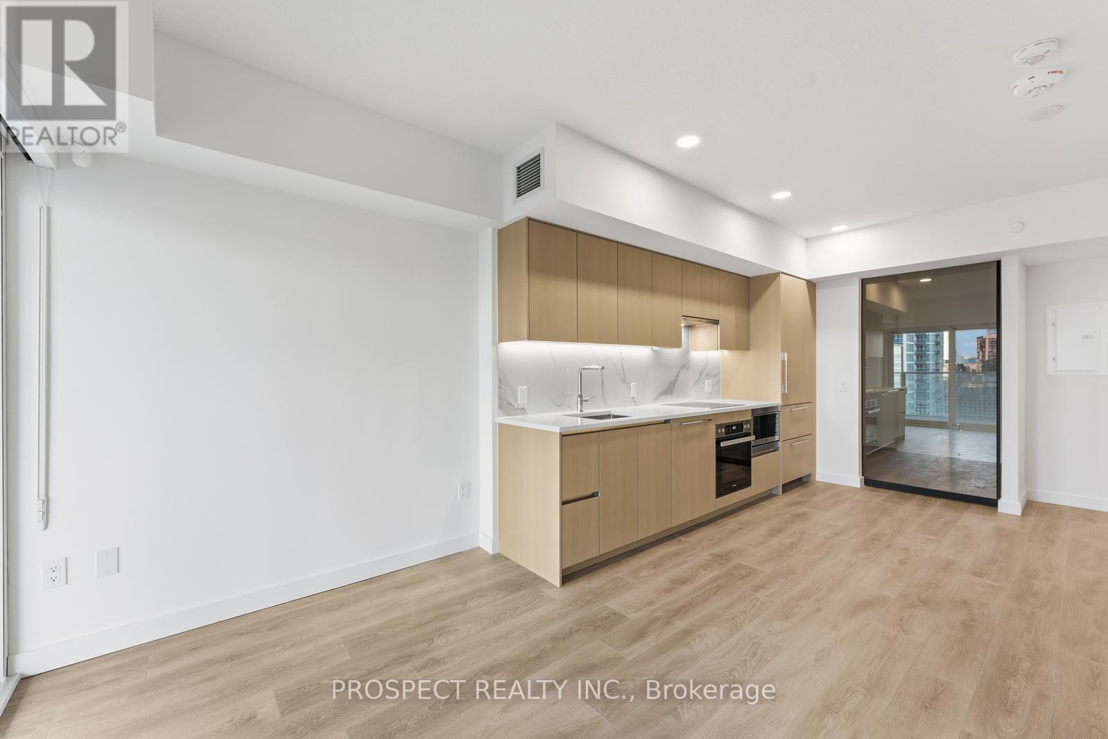 933 - 3 Concord Cityplace Way, Toronto, ON - Indoor Photo Showing Kitchen