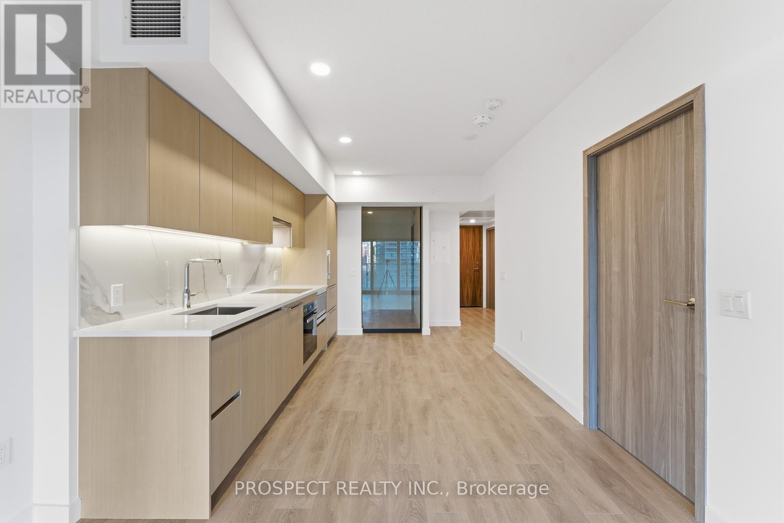 933 - 3 Concord Cityplace Way, Toronto, ON - Indoor