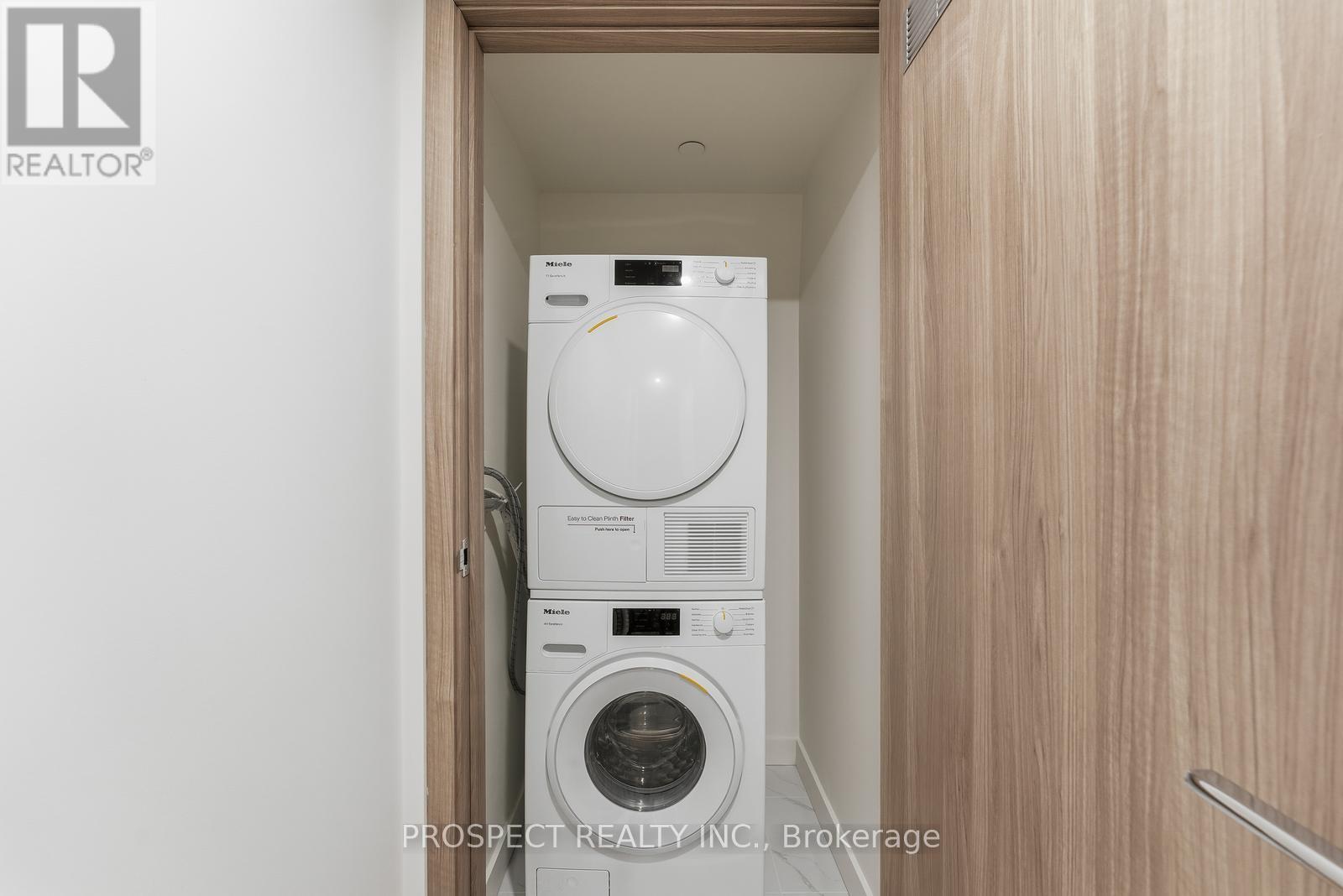933 - 3 Concord Cityplace Way, Toronto, ON - Indoor Photo Showing Laundry Room
