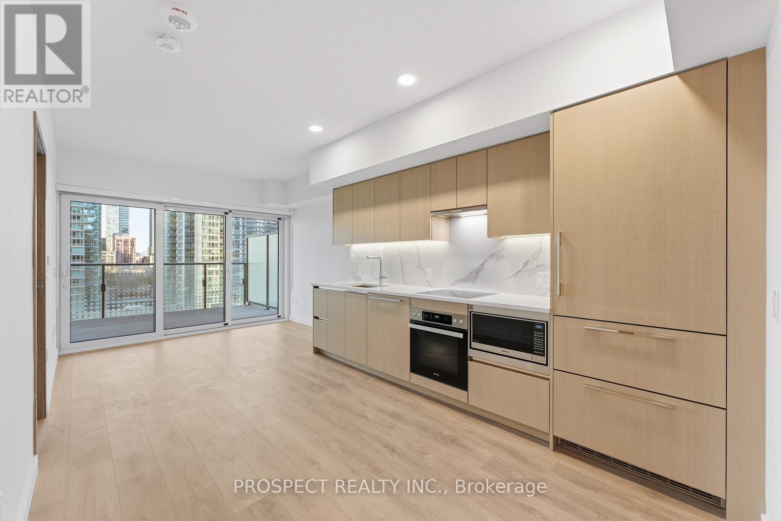 933 - 3 Concord Cityplace Way, Toronto, ON - Indoor Photo Showing Kitchen