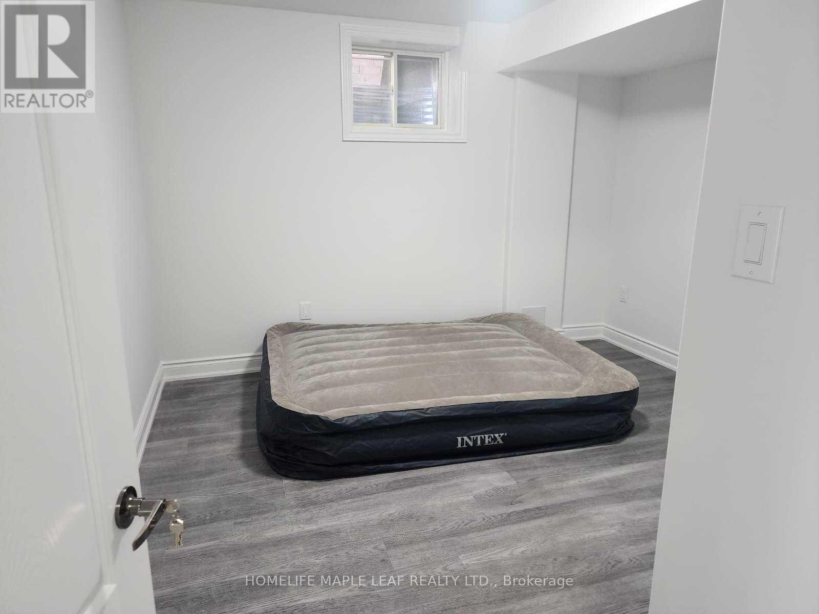 8 Benhurst Crescent, Brampton, ON - Indoor