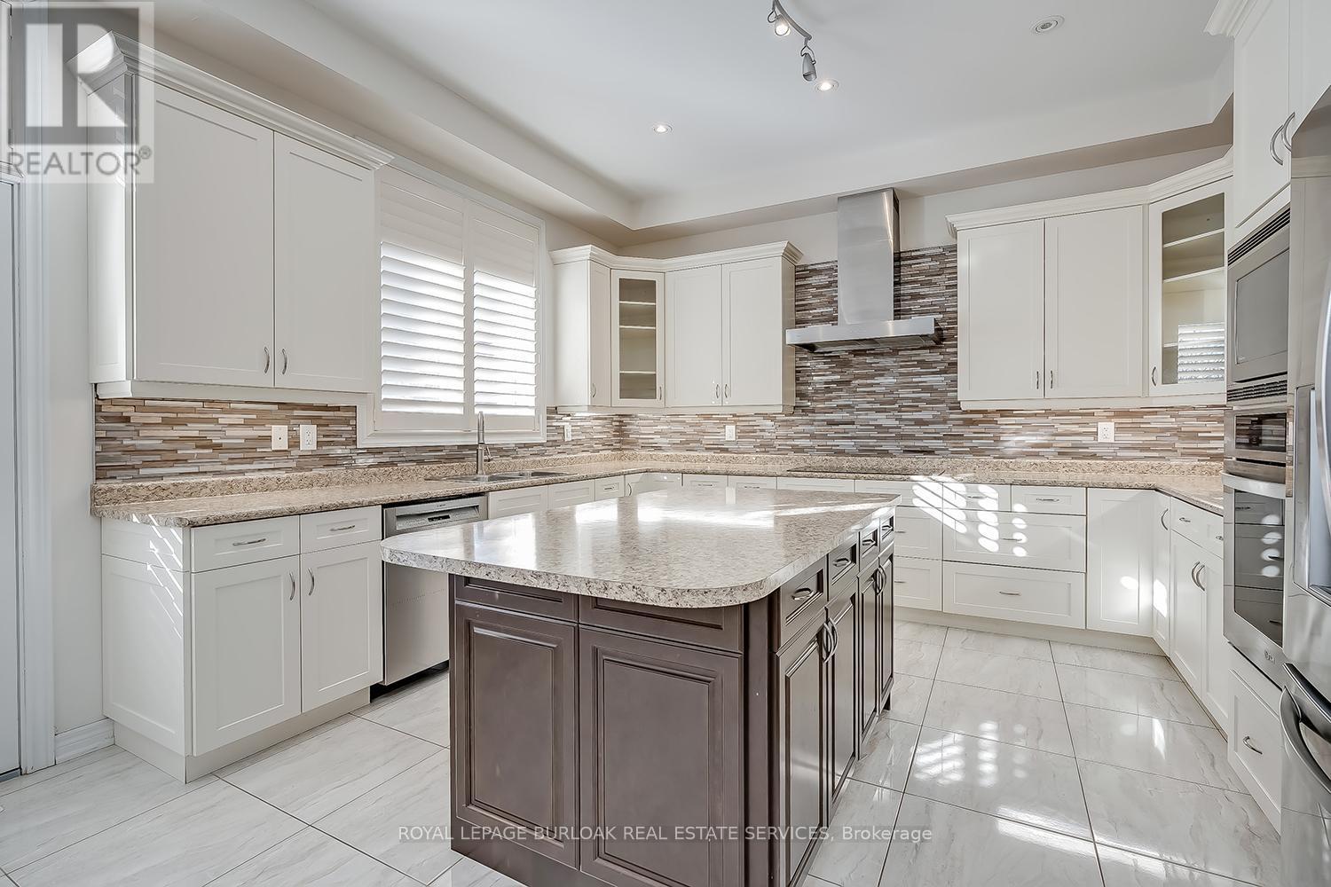 3124 Velebit Park Boulevard, Burlington, ON - Indoor Photo Showing Kitchen With Upgraded Kitchen